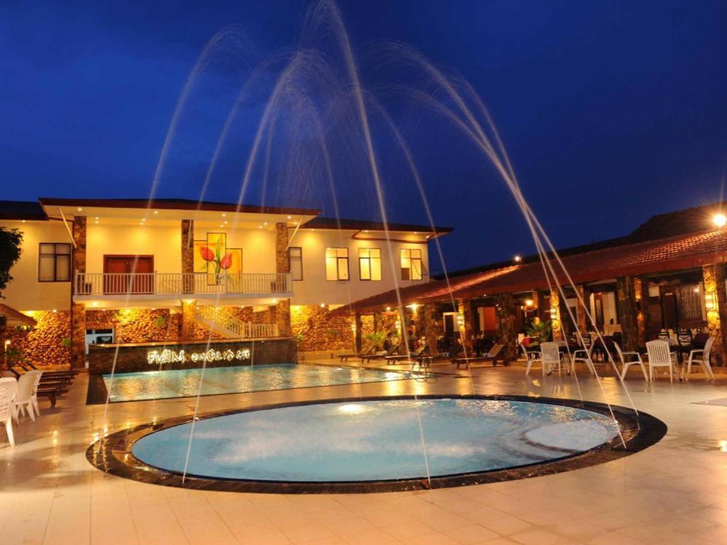 Full Moon Garden Hotel Negombo Exteriör bild